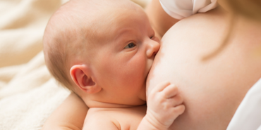 Stillen in der Hitze: Alles, was du über das Stillen deines Babys im Sommer wissen musst