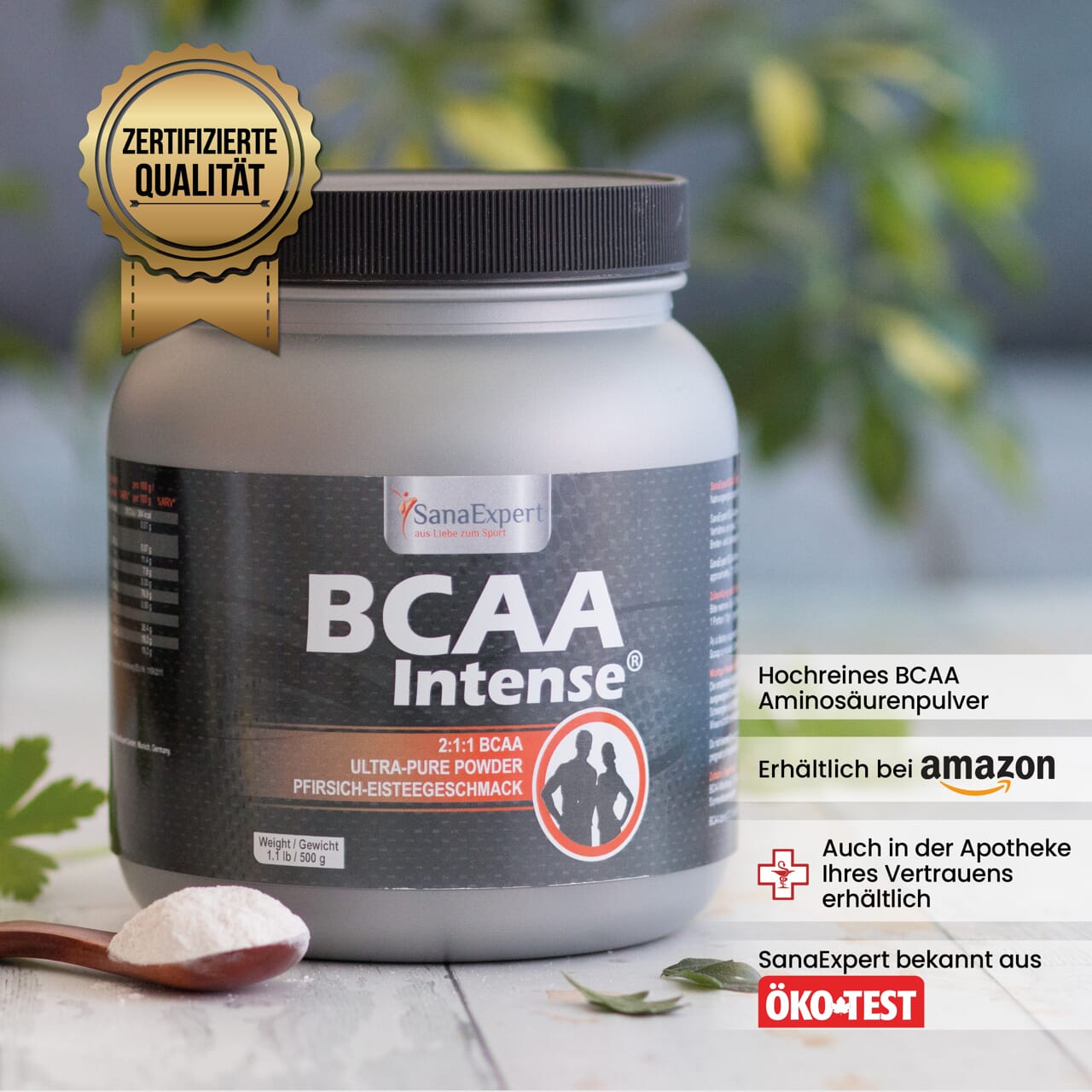 BCAA Intense Dose mit Fokus auf das Qualitätssiegel, die natürlichen Inhaltsstoffe und Verfügbarkeitshinweise, im Hintergrund eine grüne Pflanze.