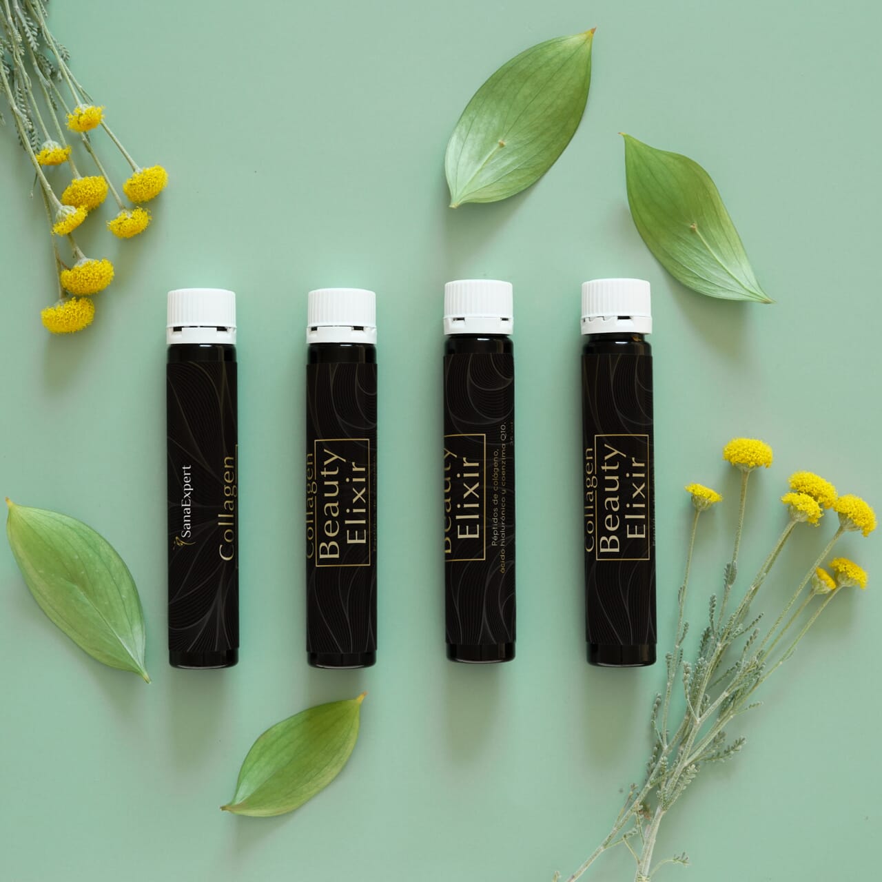 Vier Flaschen SanaExpert Collagen Beauty Elixir, kunstvoll mit grünen Blättern und gelben Blüten auf mintgrünem Hintergrund arrangiert.