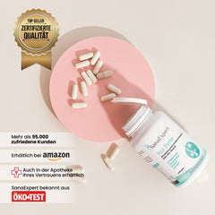 SanaExpert Haar Forte Kapseln auf einem runden, rosafarbenen Untergrund, mit Marketing-Siegeln und Hinweisen auf Qualität und Kundenzufriedenheit.