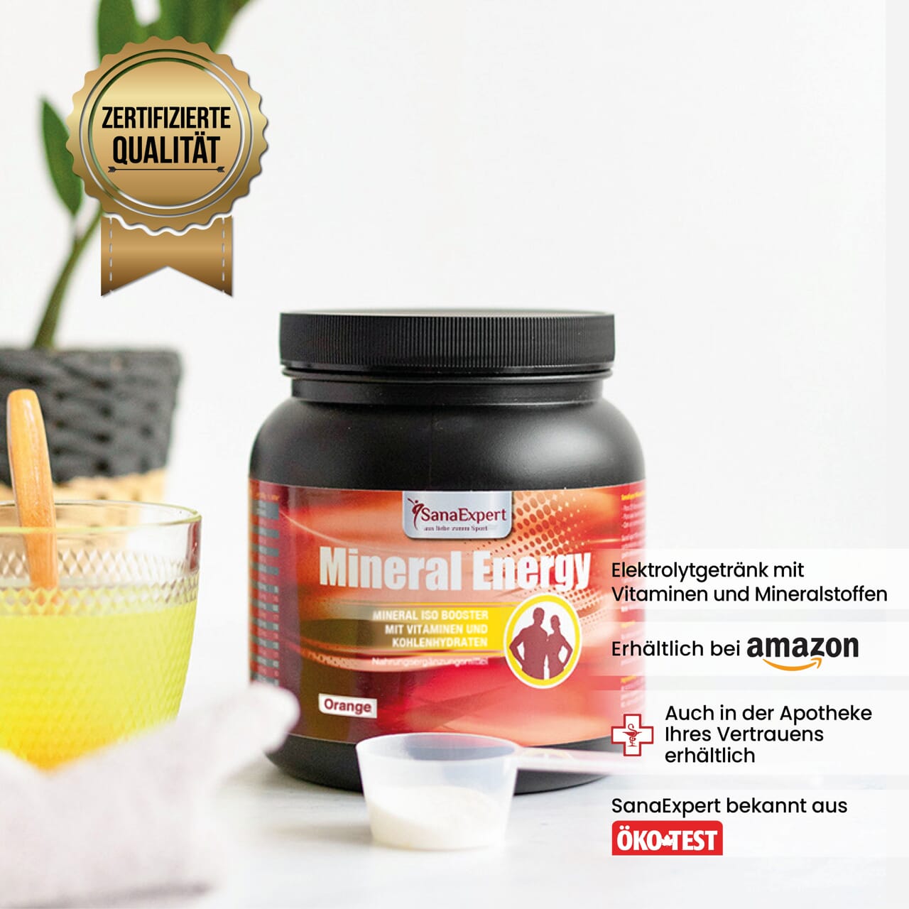 Mineral Energy Dose auf einer Küchenoberfläche neben einem Glas mit gelber Flüssigkeit und Orangenscheiben, Qualitätszertifikat im Bild.