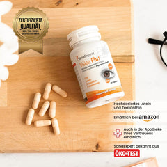 Flasche von SanaExpert Vision Plus auf einem Holztisch mit Kapseln daneben, begleitet von der Botschaft zertifizierter Qualität und Verfügbarkeit bei Amazon und in Apotheken.