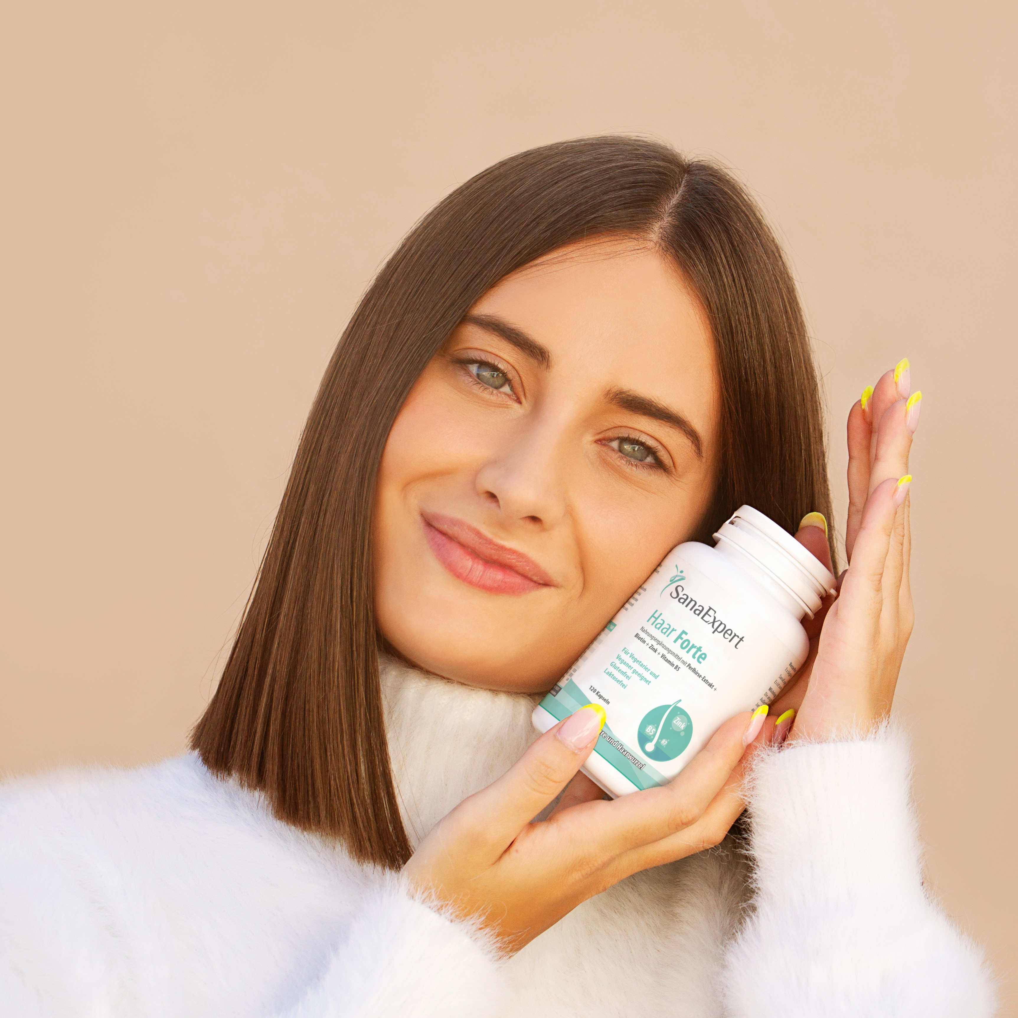 Eine junge Frau mit glänzendem, gesundem Haar hält eine Flasche SanaExpert Haar Forte.