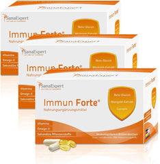 Drei Stapel von SanaExpert Immun Forte Packungen mit sichtbaren Kapseln im Vordergrund, stellt das Produkt in größerer Menge dar.