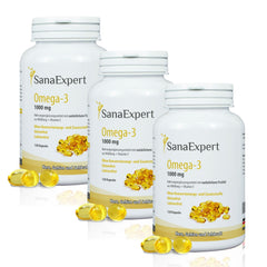 Drei Flaschen SanaExpert Omega-3 nebeneinander arrangiert, unterstrichen von mehreren Omega-3 Kapseln, vermittelt die Botschaft der Herz-, Gehirn- und Sehkraftunterstützung.