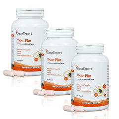 Drei Flaschen von SanaExpert Vision Plus Nahrungsergänzungsmitteln nebeneinander aufgestellt mit einigen Kapseln davor.