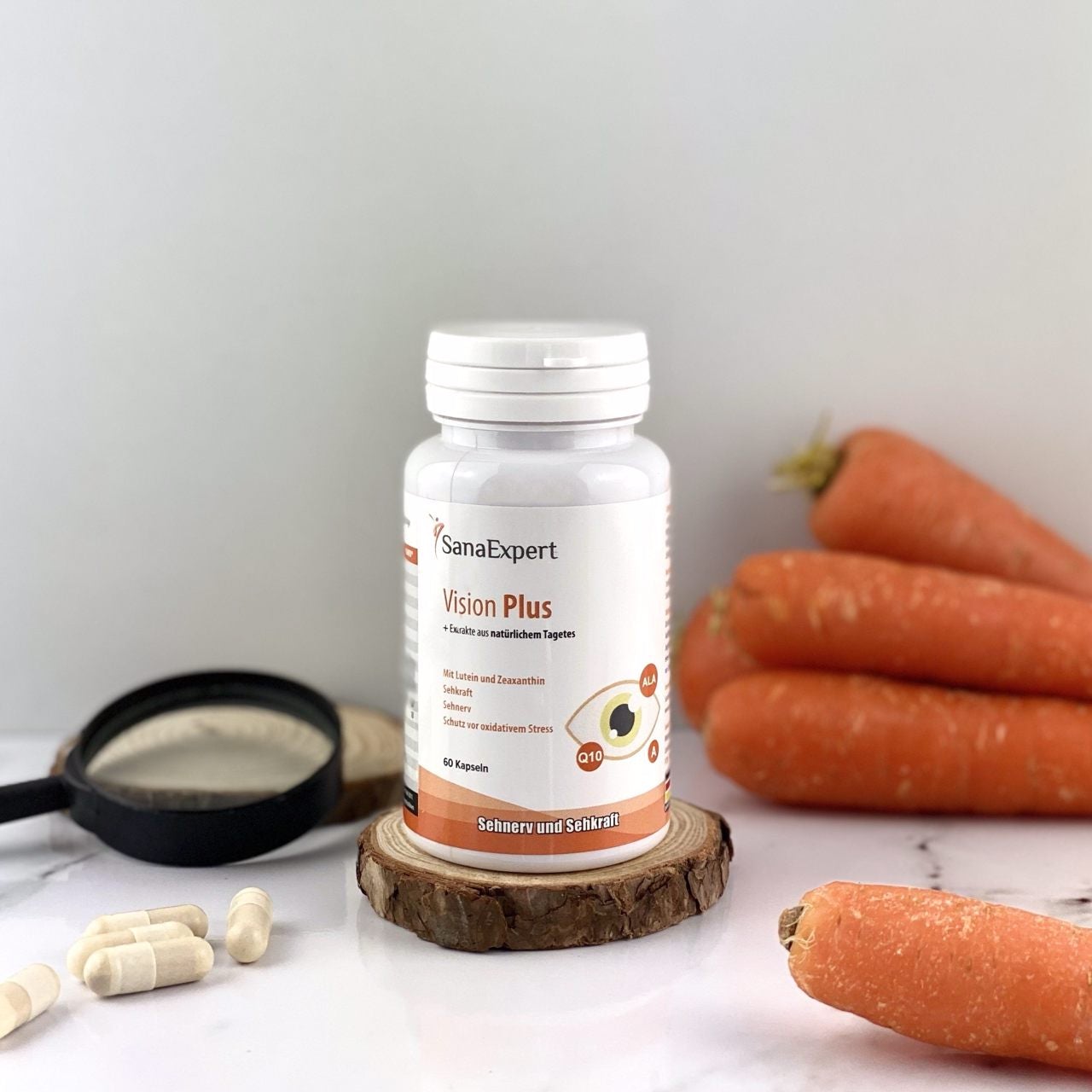 Eine Flasche SanaExpert Vision Plus auf einem Holzstück mit Karotten im Vordergrund, um die Natürlichkeit und den gesundheitlichen Nutzen für die Augen zu betonen.