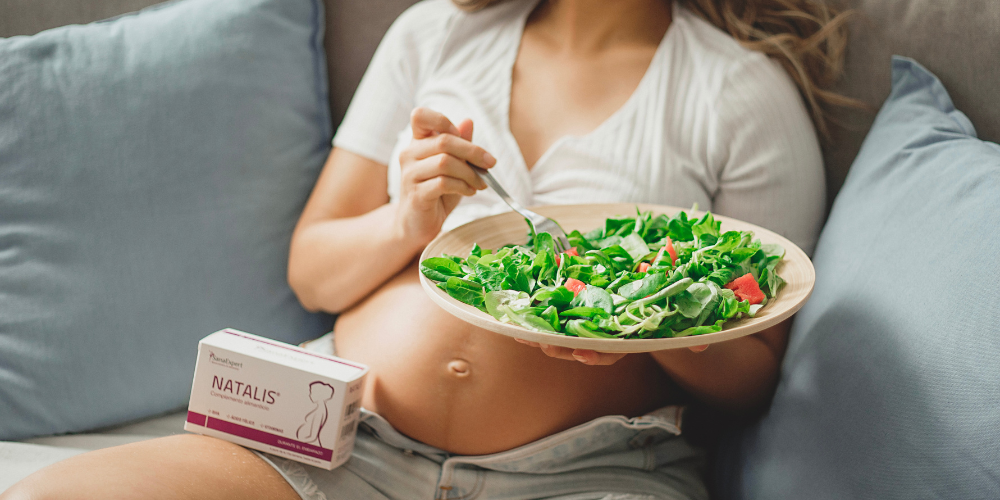 mujer-embarazada-comiendo-ensalada