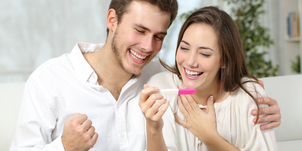 pareja-feliz-test-esmbarazo-positivo