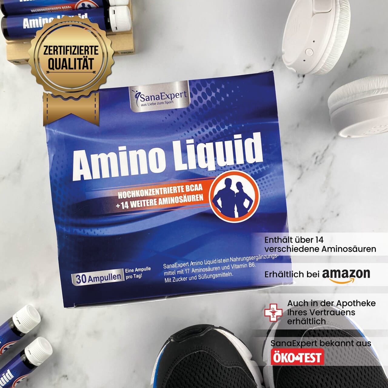Packung von Amino Liquid auf einer hellen Oberfläche, flankiert von einer Sportwasserflasche und Amino Liquid Ampullen, mit Qualitätszertifikat im Bild.