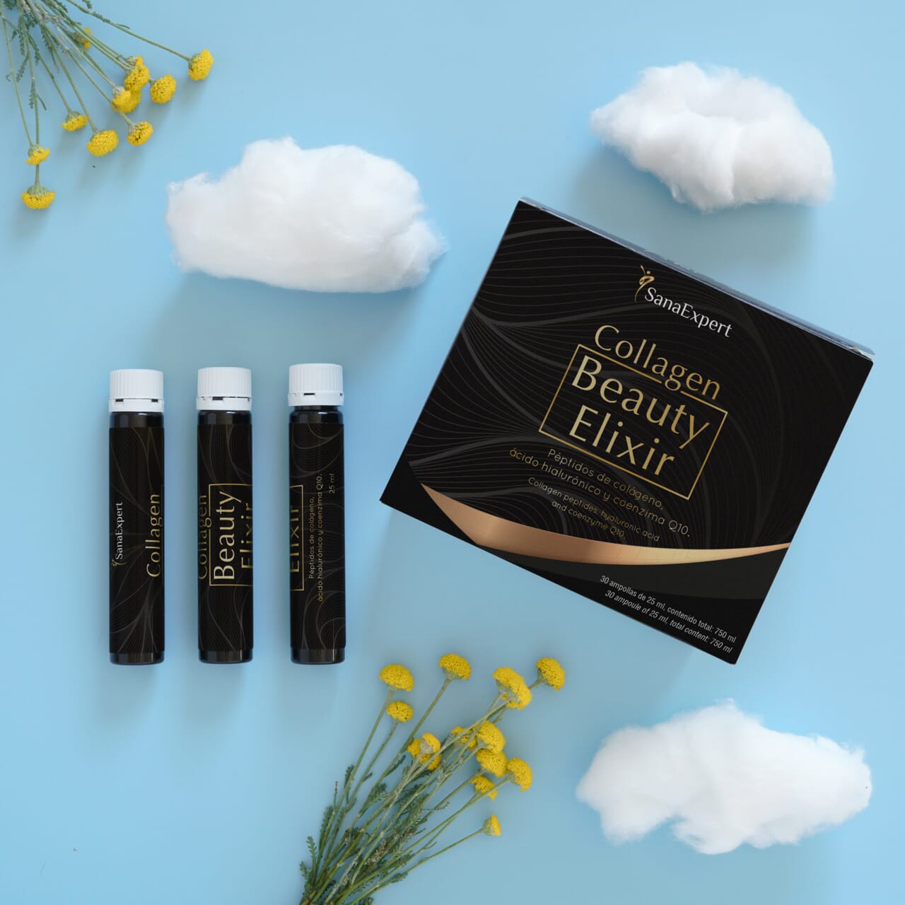 SanaExpert Collagen Beauty Elixir Verpackung und Flaschen, kreativ präsentiert auf einem Himmelblau-Hintergrund mit Wolkendekor und gelben Blumen.