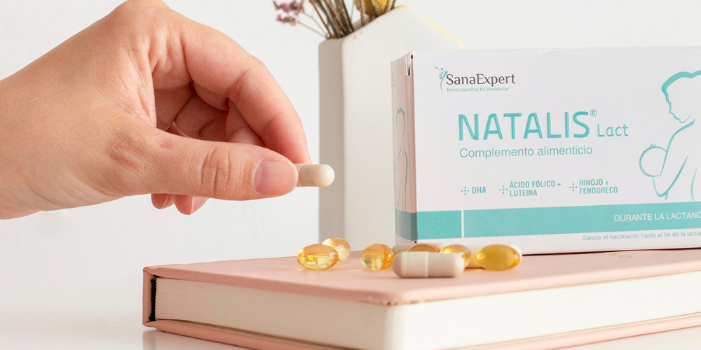 SanaExpert Natalis Lact Produktbild mit Kapseln und Buch